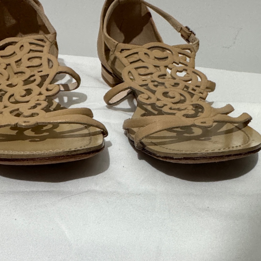 Elegant Tan Sandals - Picture 3 of 9